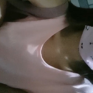 長發漂亮妹穿個小吊帶戶外勾引配鑰匙的大爺,大爺說我老婆在這呢不能幹,作罷回去拿震動棒紫薇