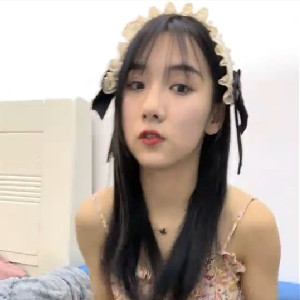 高顏值清純萌妹牛仔褲、碎花裙,少女青春感十足,性感活潑可愛,拿雞蛋塞B[MP4/418M]