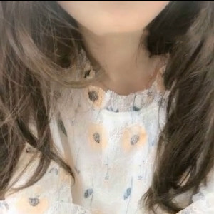 辦公室妳身邊的野生小臊貨,上班期間褕褕開播,桌下誘惑,背後還有男同事,趁廁所尿尿時紫薇[MP4/556M]