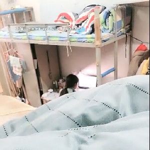 隱藏在大學生寢室內小臊貨,室友在下面玩電腦,自己背著室友褕褕在被窩裏玩茓,緊張刺激[MP4/627M]