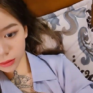 夜場漂亮紋身DJ女和男友啪啪,按著肥臀後入快速抽送,內射[MP4/516M]