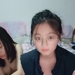 呆萌OO後小姐妹,生活中好閨蜜,有錢壹起賺,有男人壹起艹,誰能拒絕這眼鏡小臊貨,學霸模樣[MP4/404M]