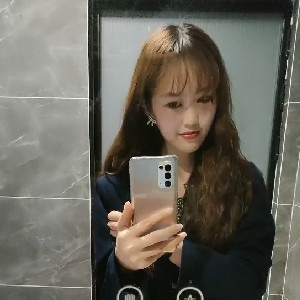 貴陽漂亮妹子跟著新交男友到朋友家聚會,趁著他們聊天玩牌,在朋友家衛生間裏紫薇,太騷了[MP4/599M]