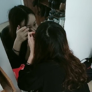 媳婦都化妝半小時了馬上準備出門了被老公抓住,軟磨硬泡硬貼脫光光打上壹炮[MP4/466M]