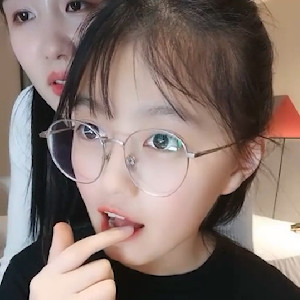 呆萌OO後姐妹花,戴個眼鏡,看起來很老實,生活中那種很文靜的妹子,原來私下也是小母狗[MP4/1.3G]