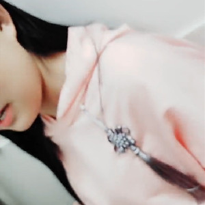 國產劇情演繹,趁著侄女父母不在家,用錢買新手機引誘妹子啪啪,小茓無毛看著挺嫩,出水量十足[MP4/639M]