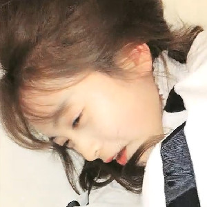 賓館玩弄清純童顏妹子,喝上春藥,表情迷離,任由大哥玩弄,壓在身下艹[MP4/429M]