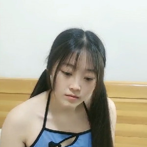 清純雙馬尾甜美學生妹,民國風情趣肚兜,男友的J8真的大,壹個手都握不住[MP4/414M]