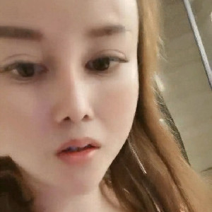 情趣酒店約啪饑渴豐滿良家,言語爆粗口,妳好猛啊,被大哥抱著吃奶[MP4/337M]