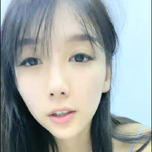 極品反差婊,外表清純甜美,內心臊氣,壹根黃瓜打天下,專門把黃瓜削尖了插B裏抽插[MP4/592M]