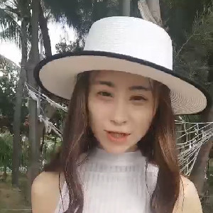 高顏值幽默妹子海邊沙灘大膽露出,旁邊全是遊客,翹著屁股掰開臊茓,還專門找路人聊天,故意走光給他看[MP4/1G]