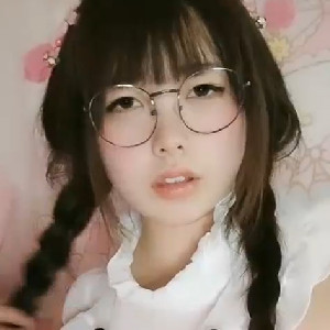 清純二次元眼鏡娘,長相甜美,年齡不大,白絲透著純潔,勾起人最原始的欲望[MP4/1G]