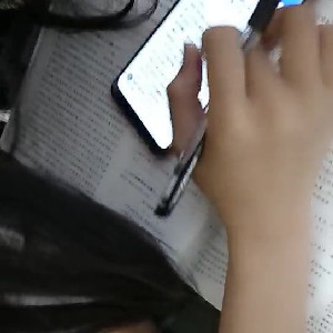 廠裏單身漢老哥勾搭在寫作業的小表妹,弄得妹子沒心寫作業跑去滾床單[MP4/490M]