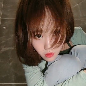 長發大波浪小姐姐跟男朋友到朋友家聚餐,飯後打麻將,自己褕褕跑廁所玩粗長大J8,看著嫩B被慢慢撐大