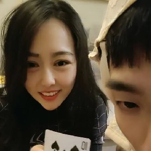 漂亮韻味熟女,身材豐滿肉肉的,約個小鮮肉家裏啪啪,年輕人真猛,被幹的渾身肉肉晃來晃去