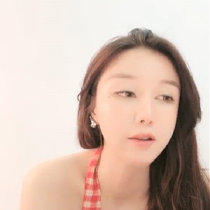 高顏值極品氣質小姐姐,性感廚房圍裙小廚娘,撥開性感丁字褲露出誘人粉茓[MP4/128M]