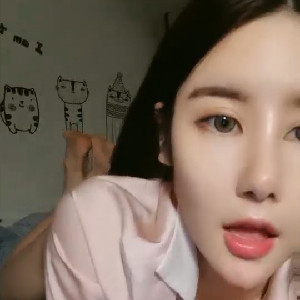 舞蹈系禦姐,顏值十分能打,對著鏡子展示自己曼妙身材,屁股真大,後入最合適[MP4/972M]