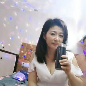 中年熟婦十分有味道,風韻猶存,約個眼鏡文氣小哥啪啪,主動搞硬坐上去騎行[MP4/784M]