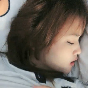 在妹子家閨房內艹校園運動服學生妹,粉嫩少女系床鋪上啪啪,最後口爆射嘴裏[MP4/319M]