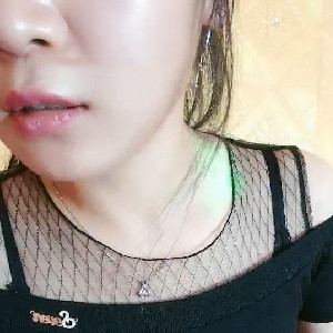 黑沐洱輕熟女姐姐帶姐妹KTV壹起點個帥氣鴨子玩,摸著J8問小哥,妳這有多長啊[MP4/702M]