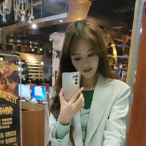 坐標成都,極品大波浪氣質小姐姐網吧大冒險,搭訕正在打CF小哥,跑廁所紫薇玩弄粗大假J8[MP4/441M]