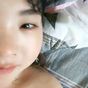 豐滿坦克少婦,身體肉肉的,人不好看,膽子很肥,開著床簾在陽光下放情紫薇,對面樓的不知道有沒有看[MP4