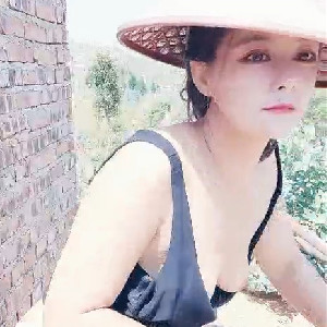 農村居家大姐,長得還不錯,背著大哥果聊兼職,自家宅基地裏發浪,臊B黝黑[MP4/324M]