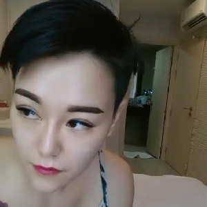 短發幹練熟婦和好閨蜜壹起啪啪小胡子帥氣鴨,男的話不多,雞兒戰鬥力很猛[MP4/785M]