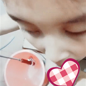 劇情演繹,趁侄女父母不在,買禮物勾引侄女,按椅子上隔著內內舔B,還沒插就噴水把內褲全搞濕了