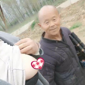 豐滿臊熟婦鄉間田地露奶勾引正放羊的老大爺,看到奶子眼睛都直了,尾隨在身後想幹[637M]