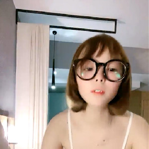 社會紋身小哥賓館爆艹美乳短發清純眼鏡娘,主動坐在上面,壹臉潮紅,表情誘人[681M]