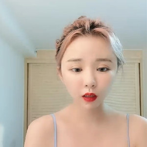 高顏值極品美乳明星臉軟萌妹初下海,包臀短裙,有點害羞,肥B時不時露壹下