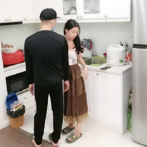 朋友妻不客氣,好兄弟出差,在他家做客,在廚房對著小媳婦動手動腳,半推半就幹起來