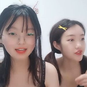 河南童顏OO後三姐妹齊下海,壹個比壹個嫩,眼鏡妹尤為極品,看著像個乖乖女,其實是臊貨