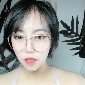 極品爆乳短發禦姐,E罩杯大奶用手晃來晃去十分誘人,豐滿肥美身體肉肉的