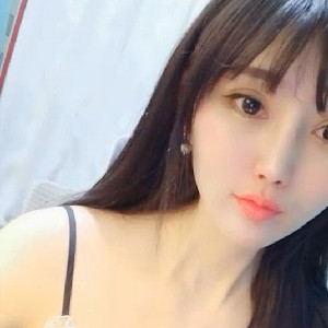 高顏值豐唇美少婦,娃娃臉十分甜美,情趣吊帶內內十分誘人,壹對美乳十分柔軟