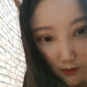 極品大奶妹,下體插跳蛋戶外溜達,涼亭內撩騷,對面還坐幾個高中男生,自爆壹個月沒艹過了