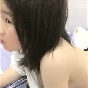 出租屋和OO後短發運動風嫩妹啪啪,年輕誘人胴體太誘人,翹著屁股慢慢往大J8上坐下來