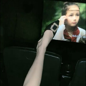 網紅帝都情侶深夜影院包場看電影,在後排就幹起來了,修長黑絲大長腿搭在座椅上[MP4/247M]