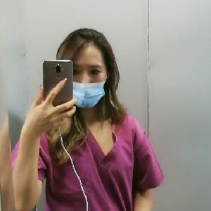 妳身邊的真實臊護士,深夜值班,進更衣室曬同事內褲,脫下褲子掰茓,不能玩太久,外面要值班[MP4/747M