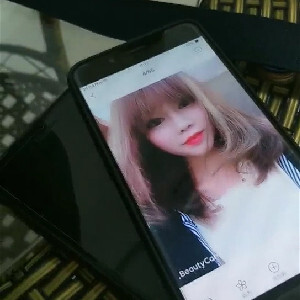 大哥挺猥瑣提前吃了藥開好房約個援交學生妹,妹子壹進屋就迫不及待推倒[MP4/449M]