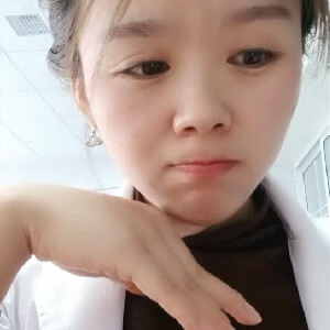 鄉鎮人民醫院美少婦醫師上班期間果聊,邊給病人調制藥物,邊揉搓大奶[MP4/770M]