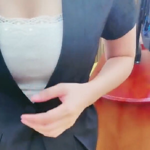 酒店呼叫前臺,進了房間想硬上,不願意,加錢樂呵呵張開雙腿,黑絲女上位主動抽送[MP4/328M]