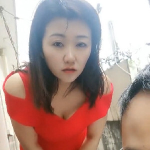 四十多歲成熟阿姨和眼鏡小夥快樂生活,戶外啪啪,河邊壹大爺在釣魚,背後小樹林開艹[MP4/560M]