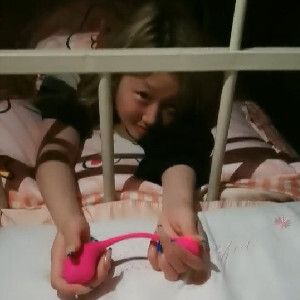 當代大學生人間真實,學生妹果聊賺不少錢,壹起睡上鋪室友發現了秘密,帶著壹起下海,教她玩跳蛋[MP4/583M]