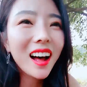 山村美嬌娘山林搭訕大叔,從聊家常慢慢深入聊刺激話題,大叔被挑逗的梆梆硬[MP4/346M]