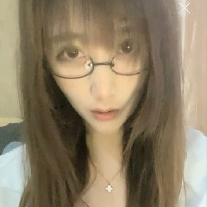 眼鏡氣質高顏值小姐姐在線發臊,妳要看BB嘛,看小腳還是屁屁燃起妳的荷爾蒙[MP4/124M]