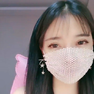 大眼睛氣質美女,戴個口罩,今天訂個小目標,要噴更多的水,黃瓜拿來當老公[MP4/397M]