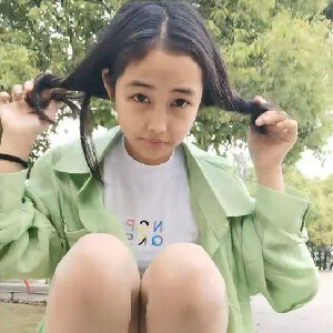 娃娃臉OO後單親媽媽難得壹見戶外秀,小公園挑戰不可能,露茓撒尿,周圍還有路人[MP4/751M]