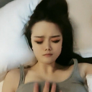 男人的幻想,雙飛兩個極品姐妹花,壹根J8根本不夠用的,插完壹個另壹個不舍得[MP4/404M]